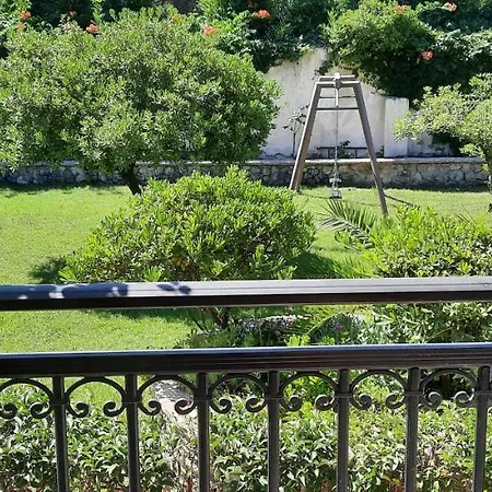 Nikos Apartmanhotel *